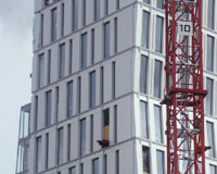 Fassadenausschnitt von Frankfurt Hoch Vier, eloxiert