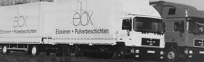 Zwei Elox-Lastwagen mit Hänger