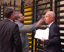 Michael und Gerhard Gotta mit einem Mitarbeiter vor pulverbeschichteten Profilen